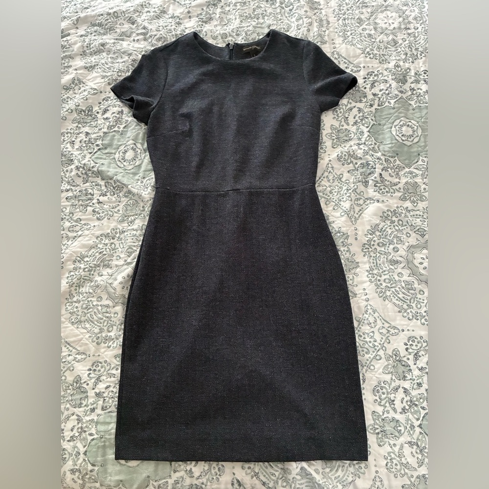 Banana Republic size 2, navy mini herringbone print short sleeve Ponte dress